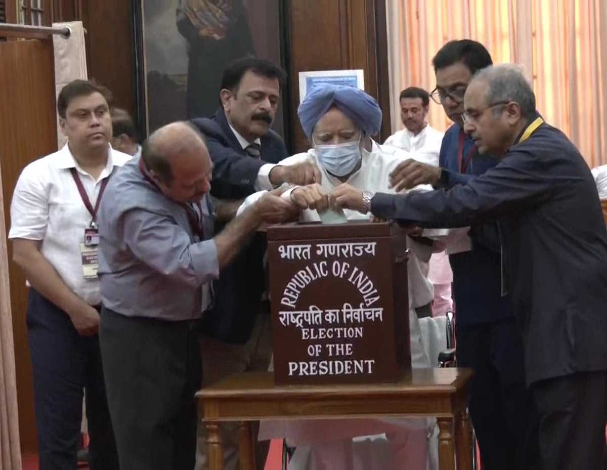 राष्ट्रपति चुनाव:व्हील चेयर पर बैठकर वोट डालने गये मनमोहन सिंह